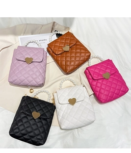 Mini sacs matelassés avec anse en perles et fermoir cœur doré en cinq couleurs