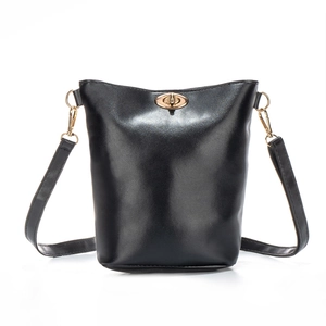 Sac seau minimaliste en cuir ciré noir avec fermoir rotatif doré sur fond blanc pur