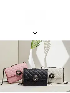 Sacs en cuir matelassé rose, noir et blanc avec bandoulières en chaîne bronze