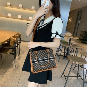 Große Shopper-Tasche mit braunem geometrischem Muster und verstellbarem Schultergurt