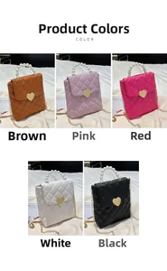 Mini sacs matelassés avec anse en perles et fermoir cœur en cinq coloris, dont rose et noir