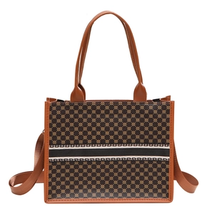 Retro-Tragetasche mit geometrischem Print, braunem Lederbesatz und verstellbarem Schultergurt