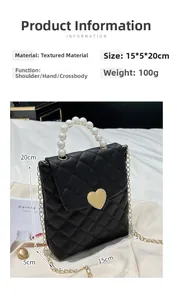 Détail du petit sac à bandoulière matelassé avec poignée perle et fermoir coeur