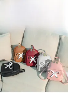 Détail de mini sacs à dos pour filles en cinq couleurs avec nœud blanc et similicuir lychee