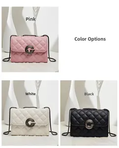 Détail de sacs à chaîne matelassés en rose, blanc et noir avec fermoirs métalliques