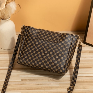 Borsa a secchiello retrò marrone in finta pelle con tracolla dorata regolabile