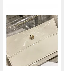 Détail du sac à main en PVC transparent avec bordure en cuir crème et chaîne dorée