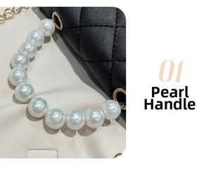 Détail du sac de téléphone matelassé avec une élégante poignée en perles blanches