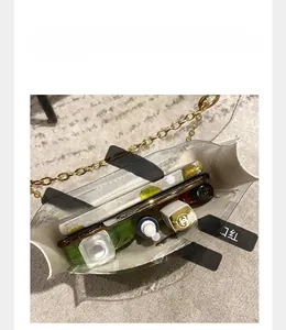 Détail de l'intérieur du sac transparent montrant sa capacité de rangement pratique