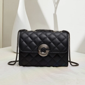 Sac bandoulière en cuir matelassé noir avec fermoir G argenté et chaîne élégante