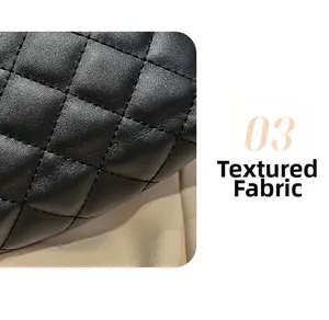 Gros plan sur la texture du cuir noir matelassé avec des coutures en diamant classiques