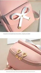 Détail d'un sac à dos rose en cuir grainé avec nœud blanc et fermeture éclair dorée