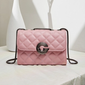 Sac à bandoulière rose matelassé avec chaîne et fermoir G sur socle en marbre blanc