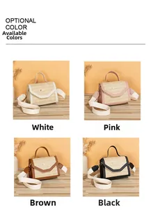 Quatre sacs bandoulière tissés en blanc, rose, marron et noir avec bordures en cuir finies