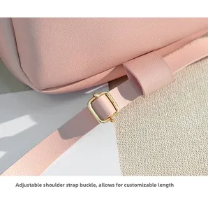 Détail de la bandoulière réglable en cuir rose avec boucle dorée pour sac à dos