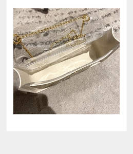 Vue de dessus d'un sac en PVC transparent avec chaîne dorée et bordure en cuir crème