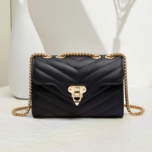Borsa a tracolla trapuntata nera con cuciture a V e catena dorata, stile elegante da donna