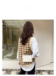 Sac bandoulière transparent minimaliste avec gilet à carreaux dans un décor urbain chic