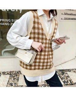Photo de rue d'un sac bandoulière transparent tendance porté avec un gilet à carreaux