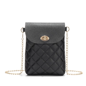 Piccola borsa a tracolla trapuntata nera con catena dorata e chiusura a girello chic