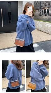 Détail d'un sac carré en PVC transparent avec pochette en cuir marron et chaîne dorée chic