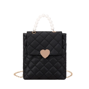 Mini sac matelassé noir avec serrure coeur et poignée en perles blanches sur blanc