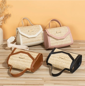 Groupe de sacs à main en paille tressée en beige rose brun et noir avec anses en similicuir