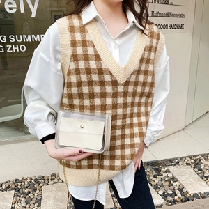 Sac à bandoulière carré transparent minimaliste avec chaîne dorée sur mannequin