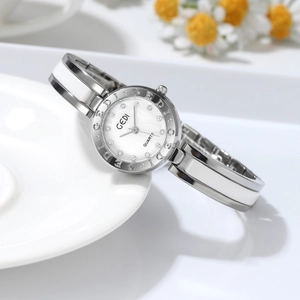 Elegant Women Quartz Watch Alloy Bracelet Rhinestone Markers Water Resistant Niche Design Round Dial Vintage Wristwatch