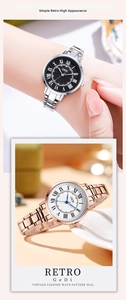 Detailansicht der GEDI Retro Quarz Uhr mit Wellenmuster Zifferblatt und römischen Ziffern