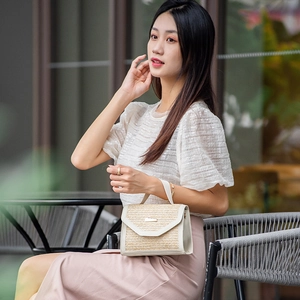 Sac à main en paille beige pour femme avec garniture en cuir blanc et fermoir en métal