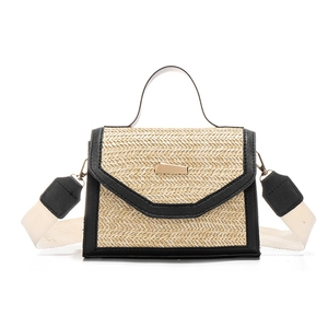 Sac à main en paille avec garniture en cuir noir et large bandoulière rayée