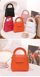 Détails des mini sacs Boston pour femmes avec texture litchi et chaînes dorées