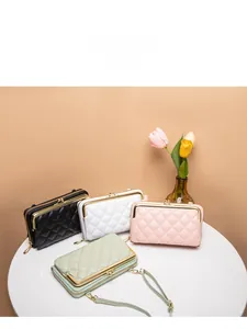 Portafogli lunghi trapuntati in nero, bianco, rosa e verde con montature in metallo