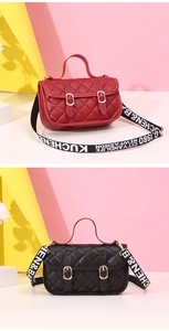 Détail de sacs bandoulière matelassés rouge et noir avec bandoulière large imprimée