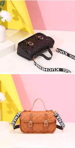Détail d'un petit sac carré matelassé noir et marron avec large bandoulière à logo