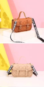 Détail du sac à main en cuir matelassé avec boucles en métal et bandoulière tissée