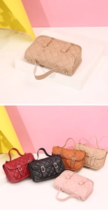Détail de sacs bandoulière matelassés en cinq couleurs avec boucles décoratives doubles