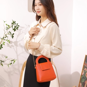 Mini sac Boston chic en cuir orange avec bandoulière chaîne dorée et poignée