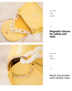 Details der gelben Tasche mit Krokostruktur, Acrylkette und goldenem Magnetverschluss