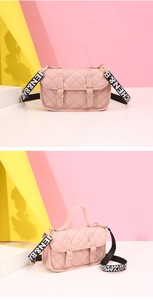Mini sac à bandoulière rose matelassé avec sangle large imprimée et boucles dorées