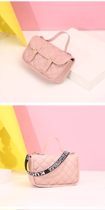 Détail du sac à bandoulière matelassé rose avec double boucle et sangle imprimée