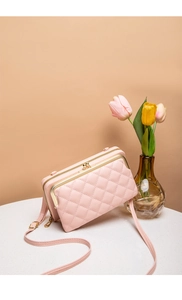 Dettaglio portafoglio trapuntato rosa con chiusura a scatto dorata e decoro di tulipani