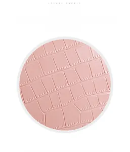 Detaillierte Nahaufnahme der rosa Mini-Tasche mit geprägter Krokodilleder-Struktur