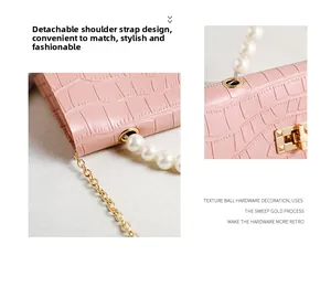 Detail der rosa Krokodil-Muster-Tasche mit Perlen Griff und goldenem Drehverschluss