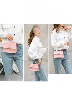 Rosa Mini-Tasche mit Krokoprägung und drei Tragevarianten: Handtasche, Schulter- und Umhängetasche