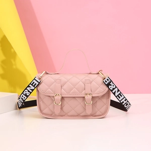 Sac bandoulière rose matelassé avec boucles dorées et large sangle imprimée