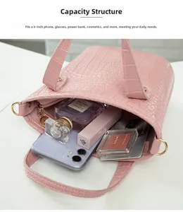 Capacidad interior bolso rosa motivo cocodrilo con teléfono y productos cosméticos
