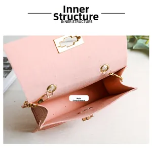 Innenansicht der rosa Mini-Tasche mit dem Hauptfach und den goldenen Metallteilen