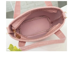 Bolso tote rosa con grabado de cocodrilo e interior amplio con bolsillo de cremallera